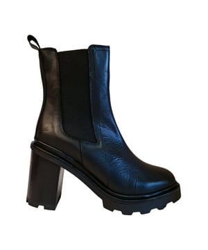 Botin liso de plataforma con elastico en los laterales , suela de taco antideslizante