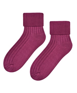 Estos calcetines de lana para mujer son la personificación del lujo. Fabricados con fibras de lana, estos calcetines son suaves y delicados, pero lo suficientemente resistentes para durar. Estos calcetines son perfectos para relajarse en el interior o para llevarlos por la casa, la lana tiene propiedades naturales de absorción de la humedad, lo que significa que mantendrán sus pies secos en todas las condiciones. Estos calcetines de lana para dormir mantendrán tus pies cómodos toda la noche y la textura acanalada de la pierna y el pie alivia la presión innecesaria sobre el pie y ayuda a garantizar un ajuste seguro. El puño giratorio te permite elegir la longitud de calcetín que prefieras, así como que se adapten a las botas, lo que significa que puedes usarlos al aire libre. Puedes elegir entre 10 colores: Negro, Magenta, Azul marino, Vino, Crema, Violeta y más, ¡así que hay algo para todo el mundo y para cada conjunto! Tanto si prefieres un negro tradicional como un atrevido magenta, tenemos algo que se adapta a tu estilo. Estos calcetines para mujer están disponibles en 2 tallas: 3-4 UK, 5-7 y están hechos de 70% acrílico y 30% lana. Hay 10 colores para elegir y son totalmente lavables a máquina.
