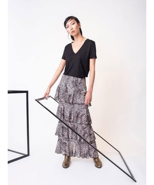 Dieses V-Ausschnitt, kurzärmlige, geknöpfte Basic-T-Shirt aus Baumwolle ist ein unverzichtbares Stück in deiner Garderobe, das Eleganz und Einfachheit vereint. Mit seinem hochwertigen und weichen Stoff bietet es den ganzen Tag über ein angenehmes Trageerlebnis. Das V-Ausschnitt-Design betont elegant den Halsbereich und schafft optisch einen längeren Hals. Dieses Detail macht das Modell auch femininer und eignet sich daher nicht nur für den täglichen Gebrauch, sondern auch für besondere