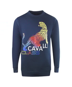 Se la envidia de la multitud con este jersey azul marino con logo estampado Cavalli Class. Demuestra tu amor por el estilo y la moda con el llamativo logo del Tigre. Dejate destacar con esta elegante prenda. Cuello, extremos de mangas y cintura elasticos, sudadera azul marino Cavalli Class 60% algodon 40% poliester Corte estandar, se ajusta a la talla real Codigo de estilo: SXT68D CF052 04926