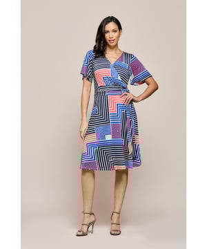 De Regina grafische jurk met korte mouwen van Mart Visser straalt pure elegantie uit en is ontworpen met prachtige details. Deze comfortabele jurk is vervaardigd van een Easy Care-jersey van hoge kwaliteit, die kreukvrij blijft. Met zijn zijdezachte touch valt de jurk heerlijk soepel om het lichaam. De multikleurige jersey jurk is een eigentijds en stijlvol item met een unieke grafische strepenprint, die op verschillende manieren horizontaal en verticaal geplaatst is. Deze damesjurk springt in het oog door het exclusieve grafische ontwerp in levendige tinten marineblauw, kobaltblauw, koraal en roze op een beige canvas. De knielange jurk is volledig gevoerd, heeft een V-hals en korte aangeknipte mouwen. De vaste ceintuur kan aan de zijkant worden gestrikt voor een flatterend taille-effect met draperieën. De kleurrijke damesjurk heeft een blinde ritssluiting aan de achterkant. De onderkant van de jurk loopt subtiel uit in een A-lijn, wat zorgt voor een speels en luchtig effect. Ontdek pure elegantie en stijl met dit nieuwe jurkje van Mart Visser.