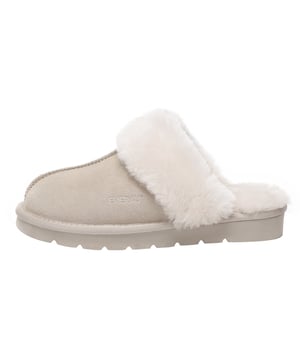 Dit klassieke slip-on-ontwerp met zacht suède en schapenvacht is perfect voor iemand die op zoek is naar meer ingetogen luxe voor thuis. De dikke schuimzool slijt niet en houdt je de hele dag comfortabel. Specificatie: Bovenwerk van suède Voering van schapenvachtwol Zachte binnenzool van schapenvachtwol Eva Sole Technologieën: Waterbestendig bovenwerk Lichtgewicht buitenzool