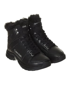 Sneaker abotinada de mujer.
Color Negro
Calzado fabricado piel y textil.
Interior forrado con pelo sintetico.
Máxima transpiración.
Cierre con cordones y trabillas en la parte superior.
Presenta suela antideslizante.
Gracias a su diseño proporciona máximo confort.

Composición:  Exterior: Piel y Textil. Interior: Textil. Suela: Sintético.

Elimina los restos de suciedad con un paño de algodón seco.
Evita la luz directa y las fuentes de calor.