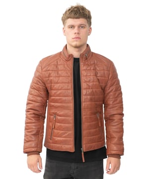 Ontdek de ultieme combinatie van comfort en stijl met ons gewatteerde Tan Biker leren herenjack, op maat gemaakt voor mensen met een actieve levensstijl. Deze jas is gemaakt van uitzonderlijk zacht schapennappaleer en is horizontaal doorgestikt, waardoor maximale warmte wordt geboden zonder dat dit ten koste gaat van de mobiliteit. Horizontaal quilten biedt superieure warmte met minimale dikte, waardoor het perfect is voor dagelijks gebruik. YKK-ritssluiting aan de voorkant met een korte opstaande kraag zorgt voor een gemakkelijke sluiting en voegt een vleugje klassieke bikerstijl toe. Ingezette ribgebreide manchetten zorgen voor extra warmte en een goede pasvorm rond de polsen. Strak geribbelde zijpanelen gestikt met elastiek zorgen voor rek en herstel en bieden ongeëvenaard bewegingsgemak. Het volledig met satijn gevoerde interieur is voorzien van twee met leer afgewerkte zakken, waaronder een met ritssluiting, voor meer gemak en functionaliteit. Dit gewatteerde bruine leren bikerjack herdefinieert comfort in de wereld van leren bovenkleding en biedt bewegingsvrijheid en een luxueus gevoel. Omarm de perfecte mix van functionaliteit en verfijning, ideaal voor zowel informele uitstapjes als avontuurlijke escapades