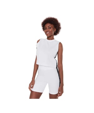 Calvin Klein Milano Damenshirt Weiß Baumwolle. Authentisches Kleidungsstück der Marke Calvin Klein - Streetwear/Sportswear-Design von Calvin Klein - Calvin Klein für modebewusste Frauen, perfekt für den Alltag - Das weiße Calvin Klein Top lässt sich ideal mit dem Rest Ihrer Garderobe kombinieren - angenehmes Baumwollmaterial - klassisch - Milano -