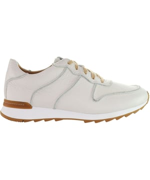 Presentamos las zapatillas Clarks Waken Jump para hombre en color blanco, una fusión perfecta de estilo y comodidad que eleva tu calzado informal a nuevas cotas. Diseñadas con una meticulosa atención al detalle, estas zapatillas ofrecen un look contemporáneo y versátil que complementa sin esfuerzo tu estilo de vida urbano.

Características principales:

 Diseño elegante:  Las Waken Jump Trainers presumen de un diseño elegante y moderno, con un exterior blanco limpio que añade un toque de sofisticación a tu conjunto. Su aspecto minimalista pero elegante las hace adecuadas para diversas ocasiones, desde salidas informales hasta aventuras de fin de semana.

 Materiales de primera calidad:  Fabricadas con materiales de alta calidad, estas zapatillas garantizan durabilidad y longevidad. La combinación de materiales sintéticos y textiles en la parte superior no sólo mejora la estética general, sino que también proporciona una sensación cómoda y transpirable para un uso prolongado.

 Amortiguación cómoda:  Clarks prioriza la comodidad, y las Waken Jump Trainers no son una excepción. La tecnología de amortiguación incorporada ofrece una comodidad superior a cada paso, lo que convierte a estas zapatillas en una opción ideal para llevarlas durante todo el día. Experimenta una sensación de felpa que atiende tanto al estilo como a la funcionalidad.

 Uso versátil:  Tanto si las combinas con vaqueros, pantalones cortos o pantalones informales, estas zapatillas blancas elevan tu estilo sin esfuerzo. Su color neutro abre un sinfín de posibilidades para combinarlas con diferentes atuendos, lo que las convierte en un complemento versátil para tu armario.

 Suela duradera:  La robusta suela de goma proporciona una excelente tracción y durabilidad, garantizando la estabilidad en diversas superficies. Ya sea por las calles de la ciudad o paseando por el parque, estas zapatillas ofrecen un agarre fiable para una zancada segura.