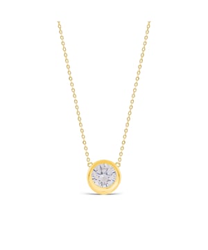 Collar imrak de plata de ley 925 y circonita brillante con acabado en baño de oro amarillo de 18 quilates. Essential encarna la sencillez refinada, piezas atemporales con líneas suaves y el brillo adicional de las circonitas. Joyas básicas sin pretensiones que son perfectas para el uso diario, pero también pueden funcionar en ocasiones especiales.