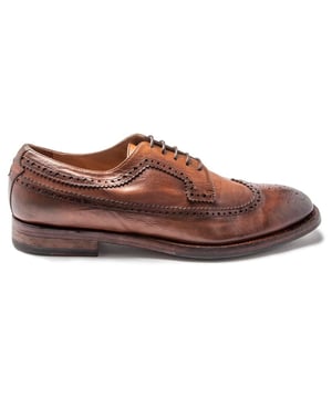 El estilo Ellera pertenece a la gama principal de Oliver Sweeney y es un hermoso y atemporal zapato brogue de ala larga confeccionado en un rico cuero color canela oscuro.