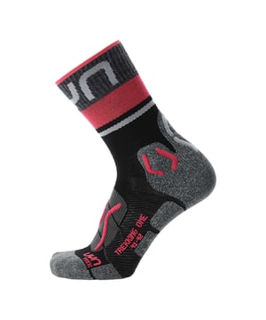 Sportliche Damen Trekking Socken von der Marke UYN. Angenehmes Tragegefühl dank weichem Material-Mix und perfektes Fußklima dank Belüftungskanal. Verhindert Blasen und Reibungen durch Zwei-Schichten-System.