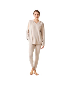 Pyjama met lange mouwen en lange broek van J and J Brothers.
 Beige

 Effen, wijd T-shirt met V-hals en capuchon.
 Fluweelzachte textuur.
 Lange effen broek in meshstijl met elastische tailleband.
 Naden in toon zichtbaar.

 Samenstelling: T-shirt: 72% Polyester, 23% Viscose, 5% Elastaan; Broek: 72% Polyester, 23% Viscose, 5% Elastaan.

 -Wassen op max. temperatuur. 30º.
 -Geen bleekmiddel gebruiken.
 -Strijken op max. temperatuur. 110º.
 -Chemisch reinigen is niet mogelijk.
 -Mag niet in de droger.
 Samenstelling: T-shirt: 72% Polyester, 23% Viscose, 5% Elastaan; Broek: 72% Polyester, 23% Viscose, 5% Elastaan.
 Onderhoud:
-Wassen op max. temperatuur. 30º.
 -Geen bleekmiddel gebruiken.
 -Strijken op max. temperatuur. 110º.
 -Chemisch reinigen is niet mogelijk.
 -Gebruik van een droger is niet toegestaan.