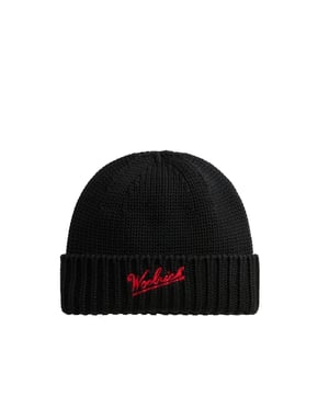 Ontdek tijdloze stijl en behaaglijk comfort met deze gebreide muts. De omgeslagen rand in ribgebreide look geeft de muts een klassieke en elegante touch. Een contrasterend geborduurd logo voegt een stijlvol accent toe en maakt het ontwerp extra bijzonder. De muts is gemaakt van zachte, hoogwaardige materialen en biedt behaaglijke warmte en optimaal draagcomfort. De veelzijdige pasvorm maakt het de ideale metgezel voor koude dagen. Hij is perfect te combineren met verschillende outfits en voegt een moderne, sportieve touch toe aan elke look. De zorgvuldige afwerking garandeert duurzaamheid en weerstand. Deze gebreide muts is een must-have voor modebewuste mensen die waarde hechten aan kwaliteit en design. Maak een fashion statement en geniet van de perfecte mix van functionaliteit en stijl. Een accessoire dat in geen enkele wintergarderobe mag ontbreken.