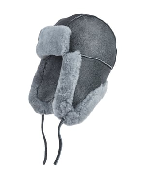 Manténgase cómodo y con estilo con este gorro de aviador de piel de oveja B-55 de la RAF para hombre. Fabricado con piel de oveja auténtica con un suave forro de piel de oveja, ofrece una excelente calidez y comodidad en climas fríos. Diseñado con orejeras y una correa de barbilla segura, este gorro es perfecto para aventuras al aire libre o para uso diario en invierno. Su clásico acabado de cuero negro le aporta un aspecto atemporal y resistente. Características principales: Piel de oveja auténtica con forro de piel de oveja suave Estilo clásico de aviador con acabado negro Orejeras para mayor calidez y protección Correa de barbilla ajustable para un ajuste seguro Ideal para actividades al aire libre en climas fríos y uso diario