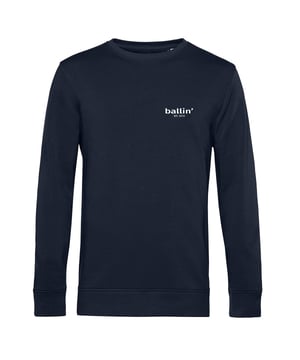 Heren sweater van het merk Ballin Est. 2013. De sweaters van Ballin Est. 2013 zijn gemaakt van 80% biologisch katoen en 20% gerecycled polyester katoen, en hebben een normale pasvorm. Het zachte katoen zorgt voor een heerlijk draagcomfort.  Modelnaam: Small Logo SweaterCategorie: heren sweaterMaterialen: biologisch katoen, gerecycled polyesterKleur: blauw