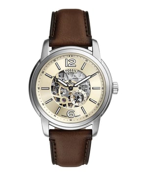 Diese Fossil Heritage Analog Uhr für  Herren ist das perfekte Accessoire zum tragen oder verschenken. Ihr Silber 43 mm Rund Gehäuse kombiniert mit dem bequemen Braun Armband aus  Leder garantiert, dass Sie diese atemberaubende Uhr kompromisslos genießen werden. Angetrieben von einem hochwertigen Automatik Uhrwerk und wasserdicht bis 5 bars, läuft Ihre Uhr stets weiter. Diese fachmännisch gefertigte Fossil Heritage Automatik Uhr ist das Ergebnis unserer jahrzehntelangen Hingabe an die Qualitätsuhrmacherei. Diese Analoguhr bietet folgende Funktionen: Leuchtzeiger und Leuchtziffern Diese hochwertige Uhr hat ein Braun Leder Band ( 21 cm Länge und 21 mm Breite) mit einer Dornschließe Gehäusedurchmesser: 43 mm,Gehäuse Höhe: 14 mm, Gehäusefarbe: Silber, Zifferblattfarbe: Champagne