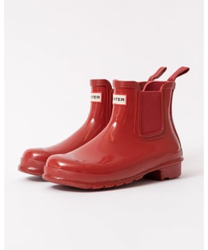 Original Chelsea Gloss Stiefel für Damen
Jeder Chelsea-Stiefel von Hunter wird in Handarbeit aus Naturkautschuk hergestellt und vulkanisiert, bevor er mit einer Hochglanzoberfläche versehen wird. Die ikonischen Merkmale des traditionellen Chelsea-Stiefels wurden beibehalten. Er verfügt über einen elastischen Zwickel und eine Nylon-Zuglasche, die ein einfaches Tragen ermöglicht. Das Hunter Original-Profil und das bequeme Futter aus 100% recyceltem Polyester vervollständigen das Design dieses 100% wasserdichten Stiefels.

Obermaterial aus Naturkautschuk mit glänzender Oberfläche
Hunter Original kalandrierte Gummilaufsohle
Handgefertigt
Elastischer Zwickel und Zuglasche für einen leichten Einschlupf
U - 5% Elastik + 95% Gummi L - 100% Recyceltes Polyester O - 100% Gummi
Verwenden Sie Stiefelglanz und Gummistiefelpuffer

WFS2078RGL