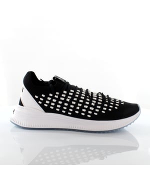 Puma AVID Fusefit zwart/witte herentrainers, het toppunt van stijl, comfort en prestaties in sportschoenen. Deze met precisie en innovatie gemaakte sportschoenen zijn ontworpen om je sport- en vrijetijdskleding naar een heel nieuw niveau te tillen. Hier volgt een gedetailleerde beschrijving van de belangrijkste kenmerken die van deze sportschoenen een onmisbare aanvulling op je garderobe maken:

 Fusefit Technologie:  De Puma AVID Fusefit trainers zijn ontworpen met Puma's eigen Fusefit technologie. Dit vetersysteem biedt een aanpasbare pasvorm die zich aanpast aan de unieke vorm van je voet en zorgt voor een veilige en comfortabele lockdown. Het zorgt ervoor dat je voeten goed op hun plaats blijven zitten tijdens intensieve workouts of alledaagse activiteiten.

 Modern ontwerp:  Het zwart-witte kleurenschema van deze sportschoenen straalt een eigentijdse en veelzijdige esthetiek uit. Of je nu naar de sportschool gaat, boodschappen doet of vrienden ontmoet, deze schoenen passen moeiteloos bij je stijl.

 Lichtgewicht constructie:  Deze sportschoenen hebben een lichtgewicht constructie die vermoeidheid tijdens langdurig gebruik minimaliseert. De combinatie van ademende materialen en een innovatief ontwerp zorgt ervoor dat je voeten comfortabel en goed geventileerd blijven.

 Gepolsterde tussenzool:  De Puma AVID Fusefit trainers zijn uitgerust met een dempende tussenzool die superieure schokabsorptie en responsieve ondersteuning biedt. Deze functie is essentieel voor het minimaliseren van de impact tijdens high-impact activiteiten zoals hardlopen en springen.

 Duurzame buitenzool:  De buitenzool van deze sportschoenen is gemaakt van hoogwaardig rubber en biedt uitstekende tractie en duurzaamheid. Of je nu op de baan, het veld of de straat bent, je hebt superieure grip en stabiliteit.

 Puma-logo:  Het iconische Puma-logo staat prominent op de tong, hiel en zijkanten van de schoen en laat zien dat je kwaliteit en stijl hoog in het vaandel hebt staan.