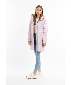 Le manteau d'hiver matelassé de myMo est un modèle de qualité et de style, quel que soit le temps. Ce poids plume dispose d'un aspect matelassé sur toute la surface qui, grâce à la toute nouvelle technologie, est entièrement dépourvu de coutures, de sorte que l'humidité ne peut pas s'infiltrer. Le matériau extérieur enduit de haute qualité est le partenaire idéal, car il est également imperméable au vent et à l'eau. On l'associe à des snowboots ou des chunky boots et à des bonnets. Une tendance mode qui a du style et qui n'utilise pas de plumes animales !