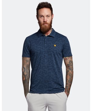Das Lyle & Scott Seafoam Jacquard Polo ist ein unverwechselbares Muster, das von Großbritanniens sanft geschwungenen Küstenlinien inspiriert wurde und in dieser Saison auf dem Golfplatz eine wichtige Rolle spielt. Mit unserer klassischen Polo-Silhouette, der Drei-Knopf-Knopfleiste, dem charakteristischen Golden Eagle und einer elastanverstärkten Polyester-Konstruktion für Stretch und Beweglichkeit sah Ihr Swing noch nie so gut aus.\n \nPassform: Regular\nDas Poloshirt ist so gefertigt, dass es weder zu eng noch zu locker sitzt und Ihnen einen klassischen, zeitlos eleganten Look verleiht. Wir empfehlen Ihnen, Ihre normale Größe zu bestellen, aber wenn Sie zwischen zwei Größen schwanken, nehmen Sie eine Nummer größer.