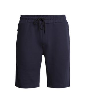 Pantalón corto de piqué Mario Russo para hombre. El Pique Short está confeccionado en algodón y tiene un corte regular. El modelo mide 1,83 y lleva la talla grande. El jersey queda grande, por lo que se aconseja pedir 1 talla menos.  Marca: Mario Russo. Nombre del modelo: Pique Short. Categoría: Bermudas hombre. Materiales: algodón. Color: azul marino. Recomendación de talla: pide tu talla habitual.
