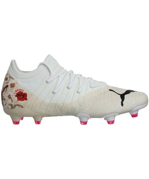 Puma X Liberty of London Future 1.4 FG/AG Boots de fútbol beige femenino, una notable colaboración entre Puma y la prestigiosa libertad de Libertad of London. Estas botas de fútbol combinan tecnología de rendimiento de vanguardia con la elegancia atemporal del diseño icónico de Liberty, creando una opción de calzado destacada para las atletas femeninas que buscan estilo y funcionalidad en el campo.

Características clave:

Actuación incomparable: las botas de fútbol Puma X Liberty of London Future 1.4 femeninas están diseñadas para ofrecer un rendimiento excepcional. Con tecnologías avanzadas, ofrecen velocidad, agilidad y capacidad de respuesta superior, lo que le brinda una ventaja competitiva durante cada juego.

Diseño beige sorprendente: estas botas muestran un color beige sofisticado con intrincados elementos de diseño de Liberty of London, lo que las convierte en una declaración de moda tanto dentro como fuera del campo. Destaca con elegancia mientras expresa tu sentido único de estilo.

Placa soleada FG/Ag versátil: la placa soleada FG/Ag proporciona una tracción versátil, haciendo que estas botas sean adecuadas para su uso tanto en la hierba natural y las superficies modernas de césped artificial. Disfrute de un rendimiento constante independientemente de las condiciones de lanzamiento.

Comfort y ajuste: las botas de fútbol Puma Future 1.4 ofrecen un ajuste cómodo y cómodo, abrazando los pies de forma segura. El collar de apoyo de apoyo mejora la estabilidad y reduce el riesgo de lesiones durante los movimientos ágiles.

Liberty of London Artistry: La colaboración con Liberty of London presenta su reconocido arte de arte y creativo al diseño de las botas. La incorporación de los patrones y motivos icónicos de Liberty agrega un toque de lujo a su ropa deportiva.

Ligeros y receptivos: estas botas están diseñadas con materiales livianos, asegurando la agilidad y la capacidad de respuesta en cada paso que tome en el campo.