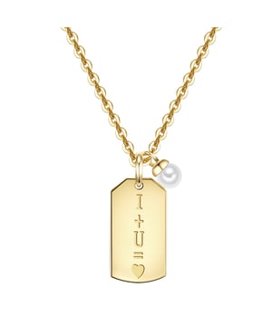 Are you looking for a particularly romantic piece of jewelry that (almost) does without a heart motif? Then you will fall in love with this tag chain of the label Glossy Munich! A minimalist medallion with a high -gloss -polished surface dangles on a filigree anchor chain in your cleavage and only reveals the engraved love message at second glance: "I + U = ©" The stylish accessory made of high -quality 925 sterling silver is coated - a timeless and combined gold shade. An extension piece with a spring ring closure ensures optimal comfort. An Every Day Piece for all fashionistas in Love!