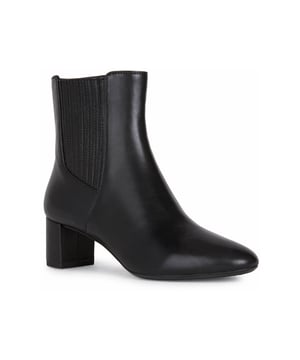 The classic Geox rubber sole is based on an exclusive patent: the combination of the perforated sole and resistant breathable and waterproof membrane allow for natural temperature regulation, thereby keeps feet dry and comfortable for the whole day.