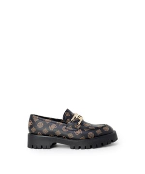 Marca: Guess.
  Genero: Mujeres.
  Tipo: Zapatos sin cordones.
  Temporada: Otono/Invierno.
  Color: Marron.
  Patron: Imprimir.
  Suela: Caucho.
  Detalles: Slip on.
  Composicion: 100% poliuretano.