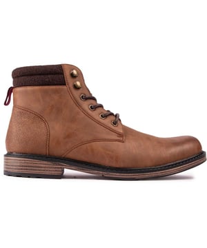 El botín Bala de Soletrader es un botín Chukka práctico y elegante de estilo campestre para el uso diario. Elaborado a partir de un material duradero. Parte superior color canela con adornos de tela hasta el tobillo para mayor comodidad. Estas botas para hombre cuentan con ojales de metal y ganchos estilo excursionista en la parte superior para una apariencia discreta junto con una suela con tacos para un mejor agarre cuando se sale de casa en los cambios de estación.