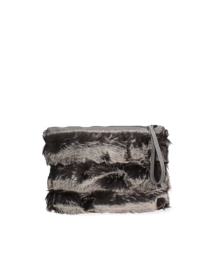 Bolso de mano para mujer. El cierre es con cremallera. Los bolsillos internos son uno con cremallera y dos abiertos. Los bolsillos externos están ausentes. La bandolera es ajustable y extraíble en piel. Falta el mango. Hay un compartimento interno. El material exterior es auténtica piel de potro. Internamente está forrado en tejido 70% algodón - 30% poliéster. Medidas: 27x34,5x2 cm. Hecho en Italia