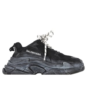 VINTAGE, RRP WIE NEU  
Betreten Sie den Streetstyle mit den Balenciaga Triple S Schnürsneakern aus elegantem schwarzen Polyester. Bekannt für ihre mutige, übergroße Silhouette, kombinieren diese Sneakers High Fashion mit einem von Sport inspirierten Design. Hergestellt aus strapazierfähigem schwarzem Polyester, verfügen sie über eine schichtweise, klobige Sohle, die sowohl Komfort als auch Höhe bietet, während das charakteristische Triple S Branding einen ikonischen Akzent setzt. Der Schnürverschluss sorgt für einen sicheren Sitz, wodurch diese Sneakers perfekt für den Alltag sind, egal ob Sie die Straßen unsicher machen oder Ihrem lässigen Look ein Statement verleihen möchten.

Balenciaga Triple S Schnürsneaker aus schwarzem Polyester

Zustand: Sehr gut  
Abnutzungserscheinungen: Minimale Abnutzungen, Leicht gebraucht, aber sehr gut gepflegt. Kleine Markierung an den Sohlen & Falten, leichte Abnutzung an Sohlen und Absätzen.  
Verpackung: Keine  
Farbe: Schwarz  
Material: Polyester  
Größe: EU | 36/Uk3/FR36/IT36/US6  
Maße: Absatzhöhe: 50; Innensohlenlänge: 300  
SKU: NAPPUGBSH423267W