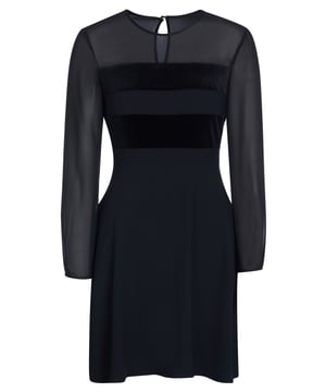 100% Polyester; Tommy Hilfiger Kleid; Modell: WW0WW24064 094; Hochwertig verarbeitet; Tailliert; Rundhalsausschnitt, lange Ärmel; Reißverschluss an der Seite, Knöpfe am Hals und an den Manschetten; Samtbesatz; Leicht ausgestellter Rock bis zur Mitte des Oberschenkels; Tommy Hilfiger Logodetails