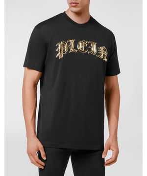 Auch ein schlichtes T-Shirt kann Einzigartigkeit und Stil verkörpern. Sehen Sie sich diese Version aus Baumwolljersey mit einzigartigen und herausragenden Details an.   Baumwolljersey   Der ikonische Gothic-Stil Brand-Print auf der Vorderseite mit Metallic-Effekt   PP-Sechseck auf Safranleder-Patch auf der linken Brust genäht   Rippenstrick am Halsausschnitt   Zwei-Nadel-Nähte