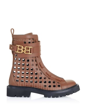 100% piel de becerro; botas Bally; Modelo: 60178925570 F019; Mano de obra de alta calidad; Cordones clásicos; Suela de goma antideslizante; gorra redonda; Detalles del logotipo de Bally.