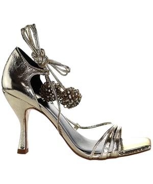 De Ted Baker Hilaray Pom Pom Women's Gold Sandalen zijn een glamoureuze en speelse toevoeging aan je zomergarderobe, met Ted Baker's kenmerkende mix van verfijning en eigenzinnigheid. Gemaakt met aandacht voor detail en een vleugje luxe, zijn deze sandalen ontworpen om een statement te maken.

Belangrijkste kenmerken:

 Chique pom pom versieringen:  Opvallende pompon versieringen zijn strategisch geplaatst op de sandalen en laten Ted Baker's speelse design esthetiek zien. De pompons voegen een leuk en modieus element toe, waardoor deze sandalen perfect zijn voor zowel casual als geklede gelegenheden.

 Comfortabel voetbed: De sandalen zijn ontworpen met jouw comfort in gedachten en hebben een voetbed met kussentjes dat zorgt voor een aangename en ondersteunende loopervaring. Het voetbed kan ook versierd zijn met een stijlvol patroon of reliëfdetail.

 Verstelbaar enkelbandje: De sandalen zijn voorzien van een verstelbaar enkelbandje, zodat je de pasvorm kunt aanpassen voor maximaal comfort. Het bandje kan voorzien zijn van een Ted Baker logo of een decoratieve gesp, wat een vleugje verfijning toevoegt.

 Veelzijdige stylingopties: De gouden kleur en speelse pom pom versieringen maken deze sandalen veelzijdig voor verschillende zomerse gelegenheden. Of ze nu gecombineerd worden met een zonnejurk voor een stranddag of met een korte broek voor een avondje uit, de Hilaray sandalen voegen een vleugje glamour toe aan je look.

Samengevat zijn de Ted Baker Hilaray Pom Pom Women's Gold Sandals een statement stuk dat glamour en speelsheid samenbrengt. Met hun opvallende ontwerp, comfortabele eigenschappen en veelzijdige stylingopties zijn deze sandalen een must-have voor wie stijlvol de zomer in wil.