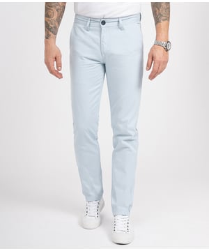 Die Chino Hosen von Rock Creek eignen sich ganz ausgezeichnet für legere CasualLooks. Sie bieten eine angenehme Passform und sehen dabei auch noch richtig lässig aus. Beim gemütlichen Stadtbummel, beim Familienausflug oder in der Uni leisten die komfortablen Hosen gute Dienste. Darüber hinaus zeichnen sich die Chinos von Indumentum durch eine erstklassige Verarbeitung und eine hohe Qualität aus.