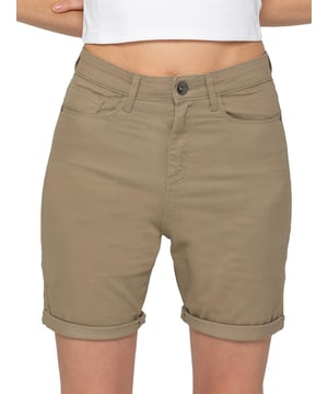 De Enzo dames chino short biedt een perfecte pasvorm voor vrouwen die zowel comfort als stijl wensen. Deze chino shorts worden geleverd met 2 voorzakken, 2 achterzakken en 1 muntzak, evenals een ritssluiting voor eenvoudig dragen. Ontworpen om net boven de knie te eindigen, zijn deze shorts ideaal om koel en chic te blijven tijdens het zomerseizoen.