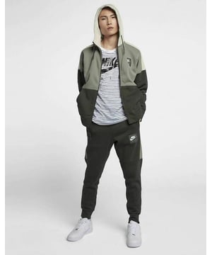 Nike Nike Air trainingspak met volledige rits voor heren. Fleece Hoody wordt geleverd met een capuchon met trekkoord. Gespleten kangoeroezak met gedrukte branding die de borst en mouwen siert. Verstelbare capuchon met trekkoord, armprint. Logopatch op de borst. Geribbelde manchetten en zoom. 80% katoen, 20% polyester. Mag in de wasmachine.