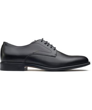 Adéntrese en el reino de la sofisticación con los zapatos Duke Master de Hackett London. Hechos a mano en Portugal, estos zapatos Derby negros cuentan con un lujoso upper de cuero con delicadas costuras decorativas que adornan cada lado, mientras que la plantilla de cuero curtido acaricia su pie con cada paso. Estos zapatos con cordones elevarán su estilo de elegante a magistral con su suela elegante y sofisticada que garantiza una elegancia antideslizante.