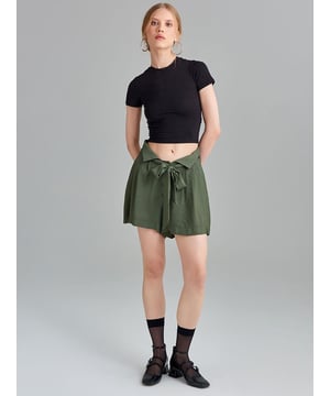 Unsere Knopfleiste Gürtel High Waist Comfort Fit Shorts sind die perfekte Kombination aus Stil und Komfort. Mit ihrem hohen Taillenschnitt und dem Gürteldetail bietet sie eine perfekte Passform für Ihren Körper, während das Knopfdesign es Ihnen ermöglicht, Ihren persönlichen Stil zu präsentieren. In Beige erhältlich, können diese Shorts problemlos mit jedem Outfit kombiniert werden und sind somit ein Muss für die Sommersaison.