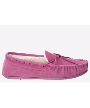 Damespantoffel van Hush Puppies, de Allie; gemaakt met echt suède bovenwerk. Gezellig nepbont voert deze pantoffel - een voetbed van traagschuim dempt de voeten. De binnen- en buitenzool is flexibel en slijtvast. Wordt geleverd in een geschenkverpakking voor het perfecte cadeau