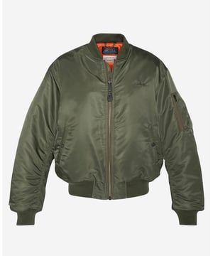 Die Fliegerjacke MA-1, so der ursprüngliche Name der Bomberjacke, wurde Anfang der 1950er Jahre für die neuen Druckkabinen entworfen. Seitdem ist diese ikonische Jacke zeitlos geblieben und wird immer wieder neu erfunden.