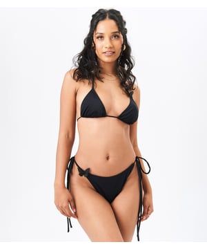 Añade un toque de elegancia a tu colección de trajes de baño con nuestros Bikinis de Fondo Lateral con Detalle de Mariposa en Negro. Con encantadores detalles de mariposa y lados ajustables, estos bottoms ofrecen tanto estilo como comodidad. Perfectos para lograr un look a la moda en tu próximo día de playa o salida junto a la piscina.