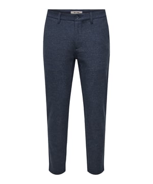 Die Only&Sons Herren-Stoffhose im Slim Fit vereint modernen Stil mit hohem Tragekomfort. Der schmale Schnitt sorgt für eine elegante, figurbetonte Passform, ideal für Business- und Freizeitlooks. Gefertigt aus hochwertigen Materialien bietet diese Hose ein angenehmes Tragegefühl und ist gleichzeitig strapazierfähig. Der Reißverschluss mit Knopfverschluss gewährleistet einen sicheren Sitz, während die praktischen Gürtelschlaufen die Möglichkeit bieten, die Hose mit einem Gürtel individuell zu ergänzen. Zwei stilvolle Gesäßtaschen verleihen der Stoffhose eine klassische Note und bieten praktischen Stauraum für kleine Essentials. Perfekt kombinierbar mit einem Hemd und Lederschuhen für formelle Anlässe oder einem T-Shirt und Sneakern für einen smart-casual Look. Ein vielseitiges Essential für den modebewussten Mann.