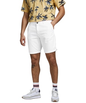 Dompel jezelf onder in de casual chic van de Jack&Jones chino shorts voor heren - de perfecte combinatie van stijl en comfort. Met een betrouwbare ritssluiting biedt deze korte broek een moeiteloze pasvorm en een moderne look. De normale pasvorm en mid-rise taille geven deze shorts een eigentijds silhouet dat gemixt en gematcht kan worden. De zakken met vijf zakken zorgen niet alleen voor functionaliteit, maar geven de broek ook een casual touch. Geniet van de dag in comfort en stijl, want deze chinoshorts van Jack&Jones bieden niet alleen een perfecte pasvorm, maar zijn ook uiterst comfortabel om te dragen. De hoogwaardige afwerking en zorgvuldig geselecteerde materialen maken deze shorts een must-have voor elke modebewuste man. Of je nu gaat voor een ontspannen dagje op het strand of een casual wandeling door de stad, deze shorts zijn de ideale metgezel. Ga voor kwaliteit en modern design met de chino shorts van Jack&Jones en beleef de zomer op zijn best.