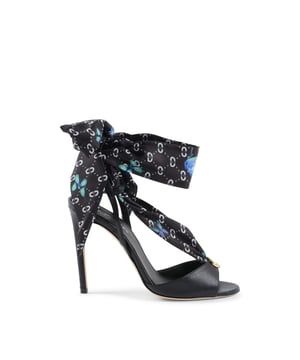 The Evelyn shoe with this silk printed foulard and 7 cm stiletto heel is ideal for a romantic evening or an elegant ceremony. Made by the best Italian artisans, it is all Made in Italy. 50% SILK 50% LEATHER Made in Italy High Heel