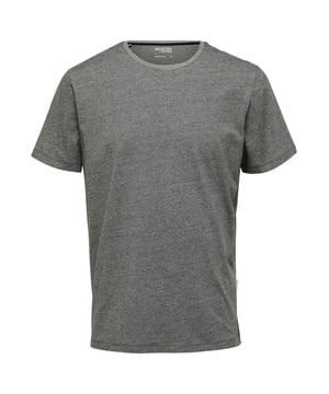 Ontdek het tijdloze T-shirt van Selected Homme - een essentieel item voor de garderobe van elke man. Met zijn klassieke ronde hals en normale pasvorm is dit T-shirt een veelzijdig kledingstuk voor elke dag. De constructie met korte mouwen biedt comfortabele luchtcirculatie en bewegingsvrijheid.  Het gemêleerde patroon geeft dit T-shirt een subtiele textuur en een moderne touch die je persoonlijkheid benadrukt. Gemaakt van hoogwaardige materialen, biedt dit T-shirt niet alleen een luxueus gevoel, maar ook duurzaamheid.  Solo gedragen of onder een overhemd of trui, dit T-shirt is de ideale metgezel voor elke gelegenheid. Van casual weekenduitstapjes tot formele gelegenheden, het is de perfecte aanvulling op je dagelijkse garderobe.  Geniet de hele dag van het comfort en de bewegingsvrijheid van dit T-shirt dat perfect past bij je actieve levensstijl. Met Selected Homme ervaar je niet alleen kwaliteit, maar ook stijl die jouw persoonlijkheid benadrukt. Verwen jezelf met de luxe van comfort en elegantie en verrijk je garderobe met dit tijdloze T-shirt dat je de hele dag comfortabel houdt.