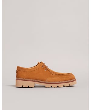 Mocasín de ante con suela gruesa
