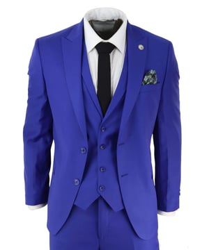 Strak, strak en verfijnd, zie er goed uit met deze 3-delige Premium Blend ademende koningsblauwe stof, Soft in Touch, met een Tailored Fit (tussen Slim en Regular) met een nauwere pasvorm over de borst en een smallere, op maat gemaakte broek. Het jasje met twee knopen sluit mooi aan en heeft een half-canvas constructie die zich naar je lichaamsvorm vormt naarmate je hem vaker draagt. Manchetten met knopen en dubbele ventilatieopeningen aan de achterkant geven het pak een klassiek vleugje verfijning. Een bijpassend gilet maakt het driedelige gilet compleet met een stijl met 4 knopen, klassieke op maat gemaakte zakken en een rugversteller om ervoor te zorgen dat je de ideale pasvorm kunt creëren. Het pak is groenblijvend en eigentijds tegelijk waardoor jij er de hele dag op zijn best uit kunt zien. Combineer het met een wit overhemd en schoenen voor een stijlvolle afwerking. Perfect voor elke slimme formele traditionele vintage retro-thema-gelegenheid, zoals bruiloften, proms of feesten!