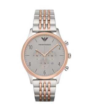 Vertel de tijd op een gemakkelijke en representatieve manier met dit horloge van Emporio Armani dat een slanke en verfijnde uitstraling heeft. Met een gepolijste roestvrijstalen kast en armband in tweekleurig roségoud en zilver, met een klassieke grijze wijzerplaat. Afgewerkt met een vlindergesp en drukknoppen. 43 mm breed