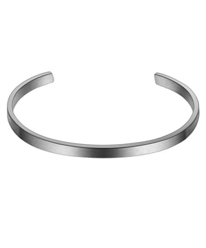 Bangles were already popular with men in ancient times and today bracelets still give your look the finishing touch - like this minimalist model "Slim Line" from the True Rebels label. Made of durable stainless steel, the narrow cuff is finished with a matt finish made of titanium "gunmetal" and impresses modern men with its water and scratch resistance. Practical: With light pressure you can flexibly adjust the bangle to your wrist, without any cumbersome closure. The versatile everyday piece not only completes any leisure outfit, but also adds stylish accents to a suit.